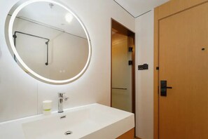 Dobbeltrom – comfort | Bad | Dusj, hårføner, håndklær og sjampo