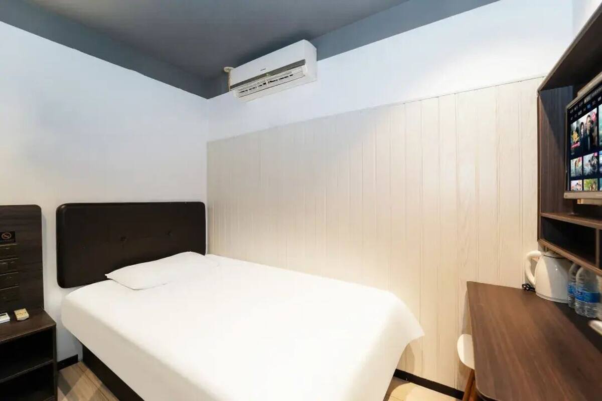 Basic Single Room | Down duvets, desk, laptop workspace, free WiFi