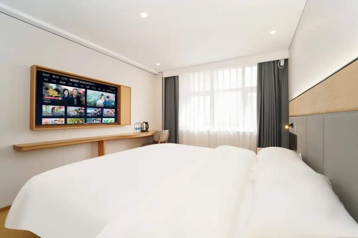 Down duvets, desk, laptop workspace, free WiFi