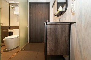 Quarto casal superior | Banheiro | Chuveiro, secador de cabelo, toalhas de banho, shampoo