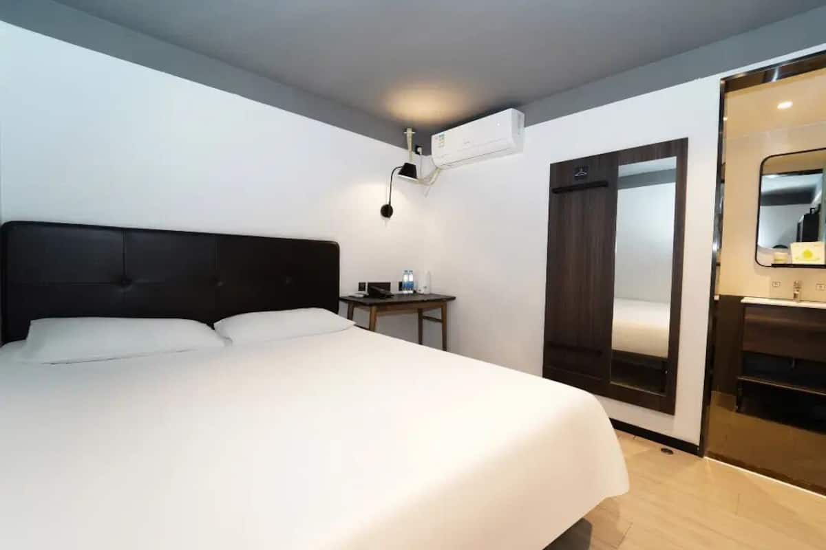 Quarto casal básico | Wi-Fi de cortesia, roupa de cama