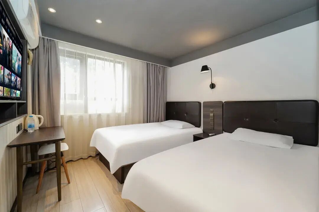 Quarto duplo básico | Wi-Fi de cortesia, roupa de cama