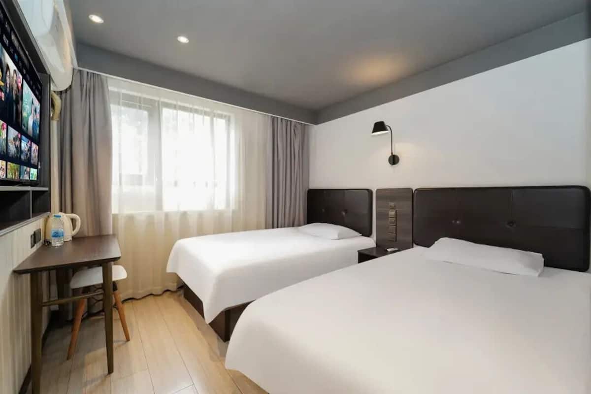 Quarto duplo básico | Wi-Fi de cortesia, roupa de cama