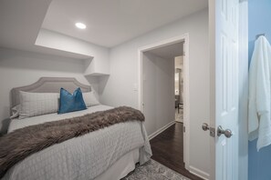 1 bedroom, in-room safe, iron/ironing board, travel cot - Modern DC Retreat-Mins to Capitol, Navy Yard, Downtown (Washington)