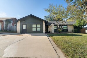 Exterior - Close to Downtown | Austin Hillston Retreat (Austin)