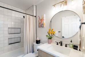 Bathroom - Close to Downtown | Austin Hillston Retreat (Austin)