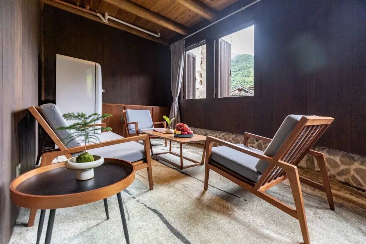 Suite familiar, vista a la colina | Artículos del minibar gratis y caja de seguridad en la habitación 