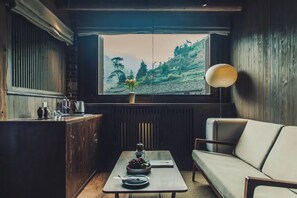 Phòng đôi phong cách lãng mạn, quang cảnh đồi núi | Minibar với thức uống miễn phí, két bảo mật tại phòng, bàn