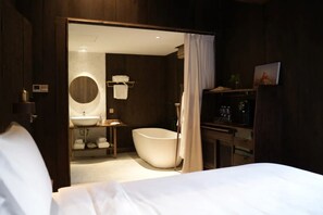 Suite familiale, vue sur la colline | Salle de bain | Douche cascade, articles de toilette (gratuits), séchoir à cheveux