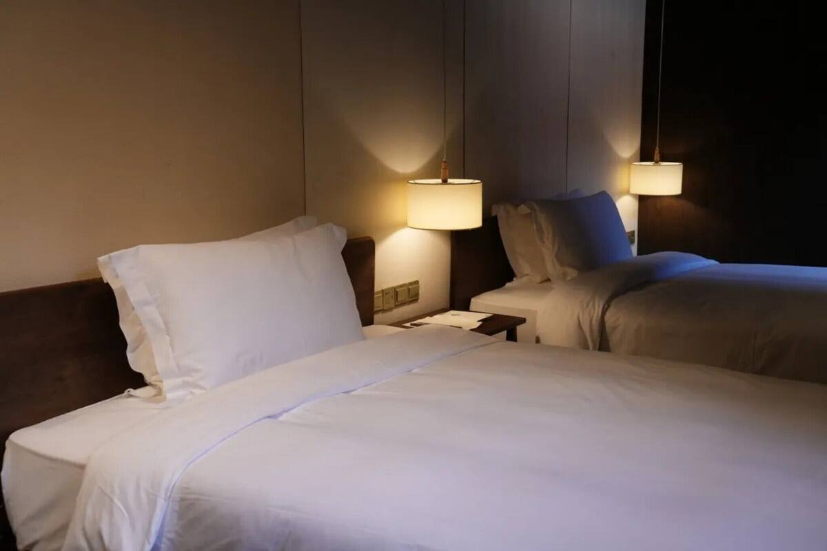 Habitación Prestigio con 2 camas individuales, vista al patio | Artículos del minibar gratis y caja de seguridad en la habitación 