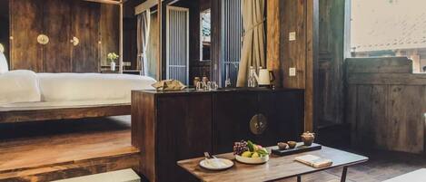 Familjesvit - utsikt mot bergen | Gratis produkter i minibar, vÀrdeförvaringsskÄp pÄ rummet och skrivbord