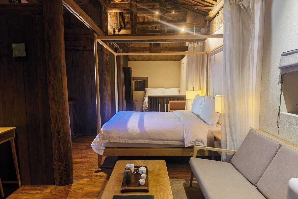 Habitación senior con 2 camas individuales, vista a la colina | Artículos del minibar gratis y caja de seguridad en la habitación 