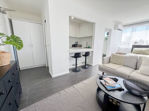 Clean Bright Studio Apartment - Walkable Location