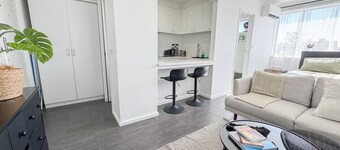 Clean Bright Studio Apartment - Walkable Location