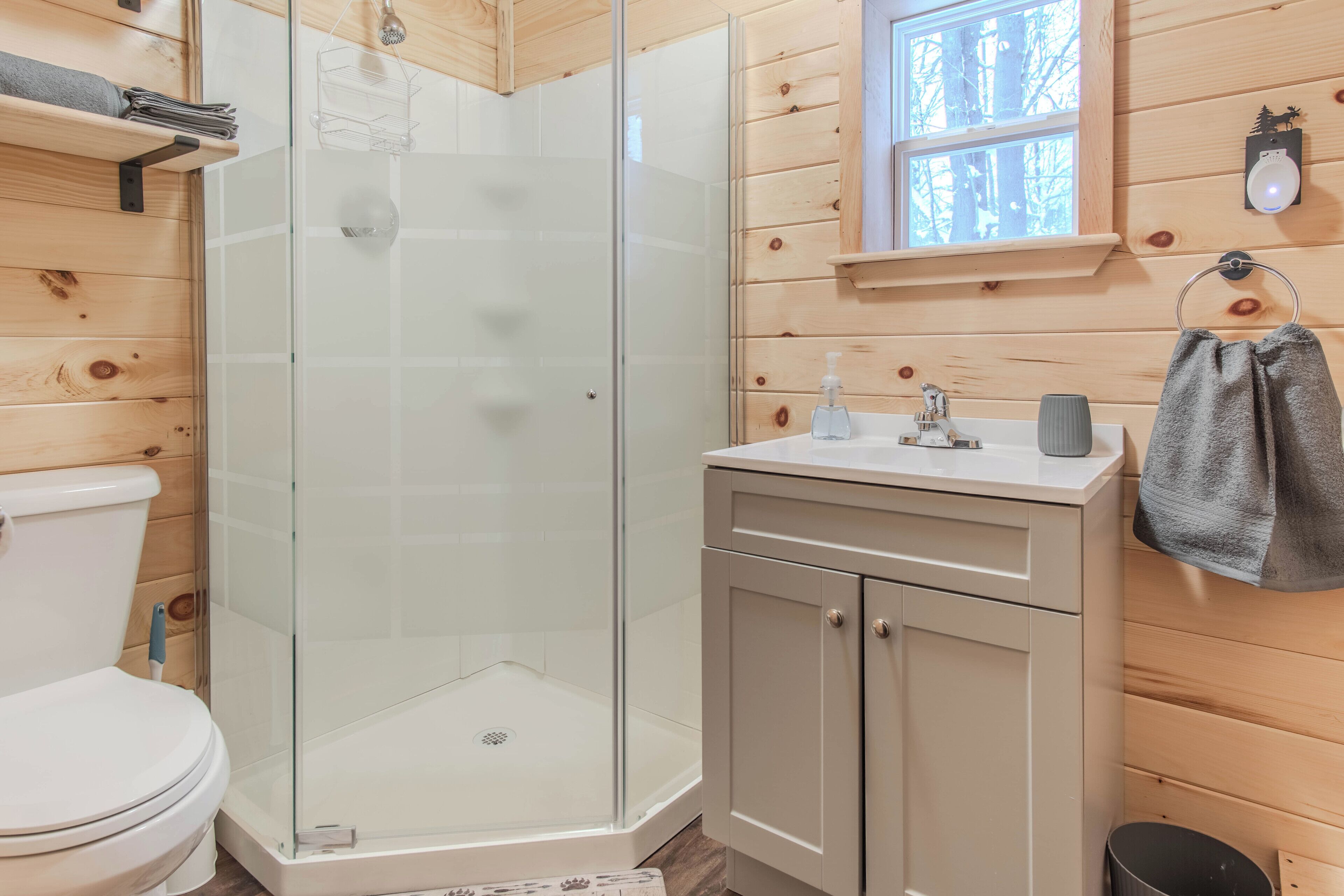 シャワー、タオル、石鹸、トイレットペーパー