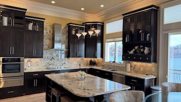 冰箱、微波炉、烤箱、炉灶