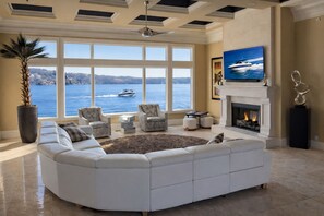 Älytelevisio, takka, videopelejä, pöytätennispöytä