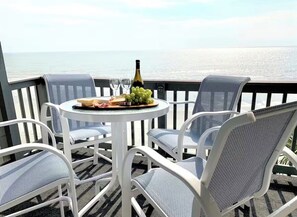 Outdoor dining - Coastal Chic! Oceanfront condo - 3br 2ba (Murrells Inlet)