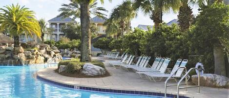 Piscine extérieure, parasols de plage, chaises longues