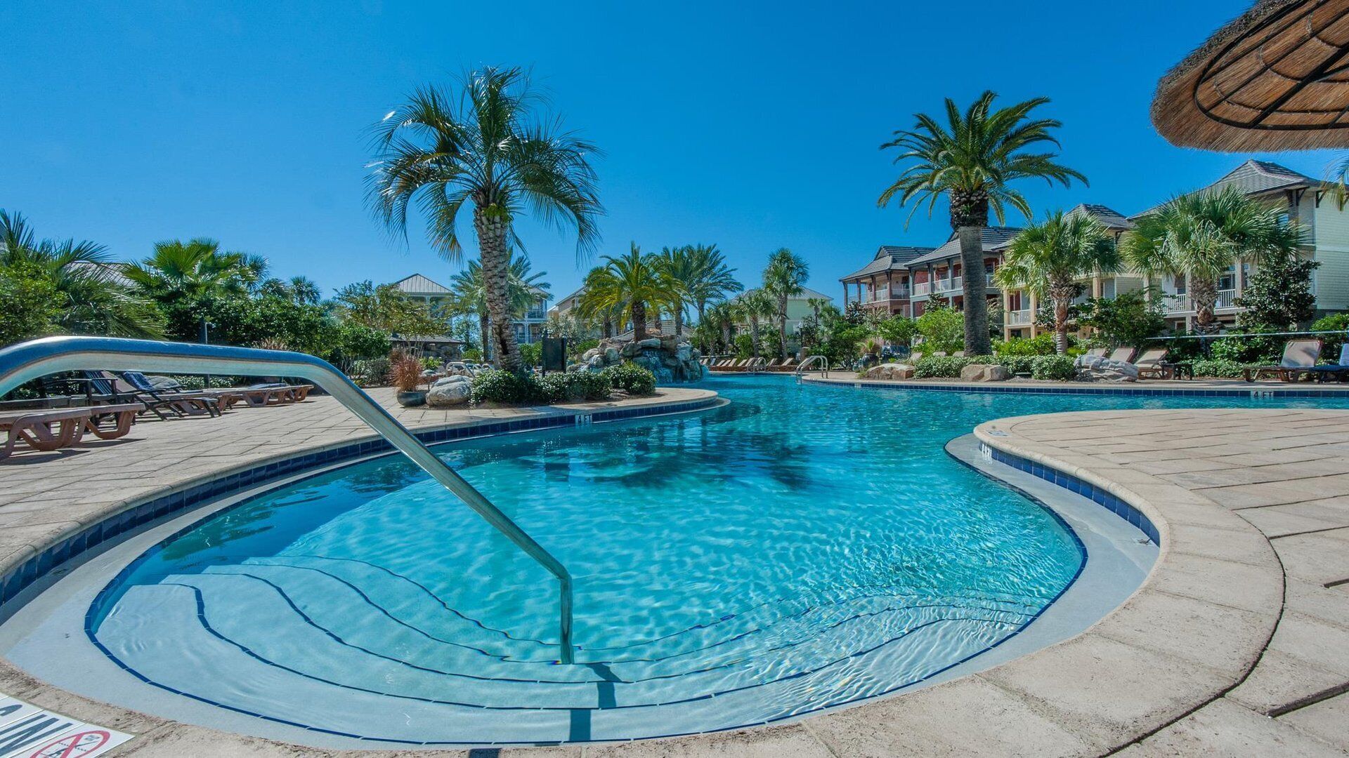 Kolam renang terbuka, payung kolam, kerusi lepak pantai 