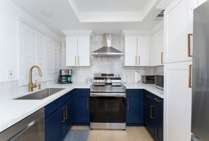 Private kitchen - Palm Desert House, Resort Pool & Hot Tub, WiFi (Palm Desert)