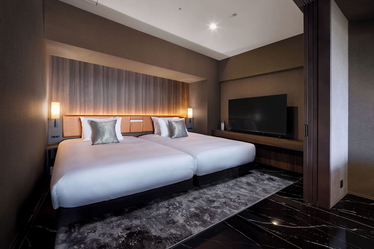 Phòng Suite Club, 2 phòng ngủ, không hút thuốc, góc (Topaz Suite) | Két bảo mật tại phòng, bàn, bàn ủi/dụng cụ ủi quần áo