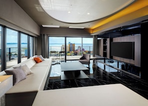 Club suite, 2 slaapkamers, niet-roken, uitzicht op zee (Emerald Suite) | Woonruimte | Televisie