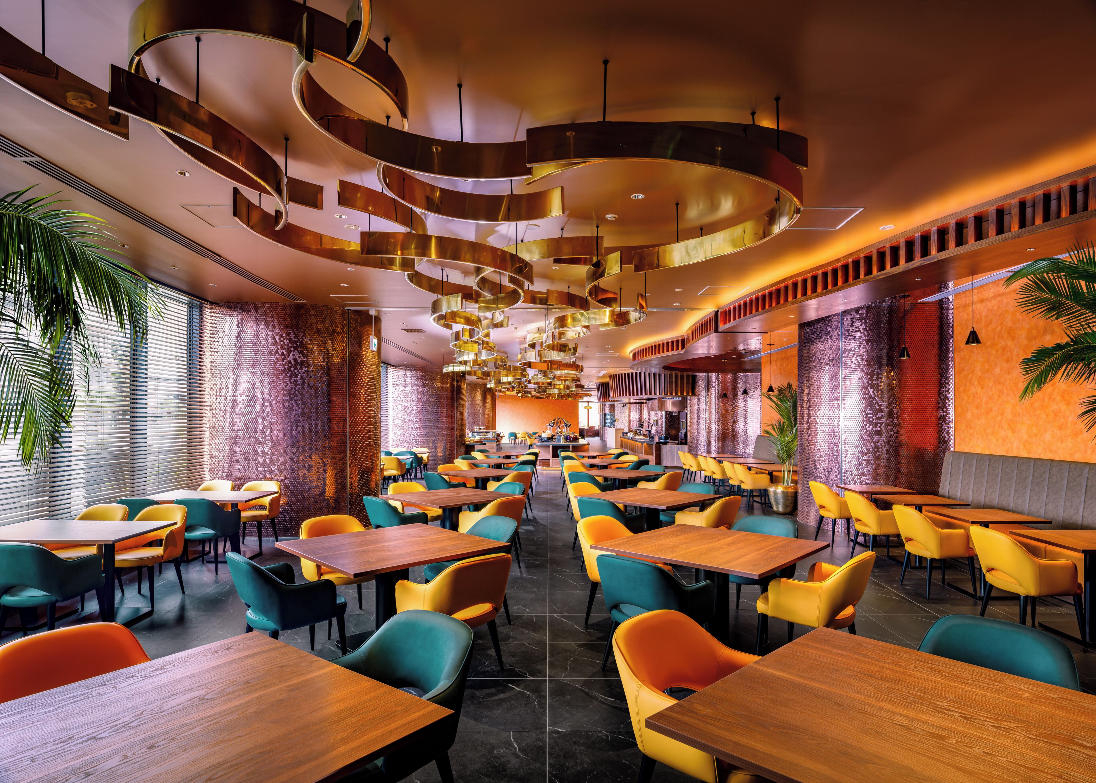 Un interior de restaurante moderno con varias mesas y sillas, un diseño de techo curvo y una pared de ladrillo.