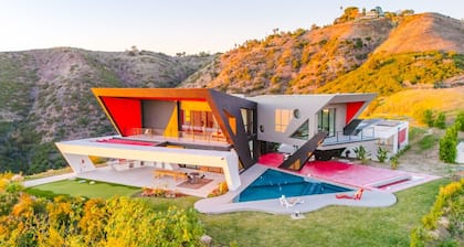 Malibu Mountain Ridge Retreat- Soaring Ocean Views