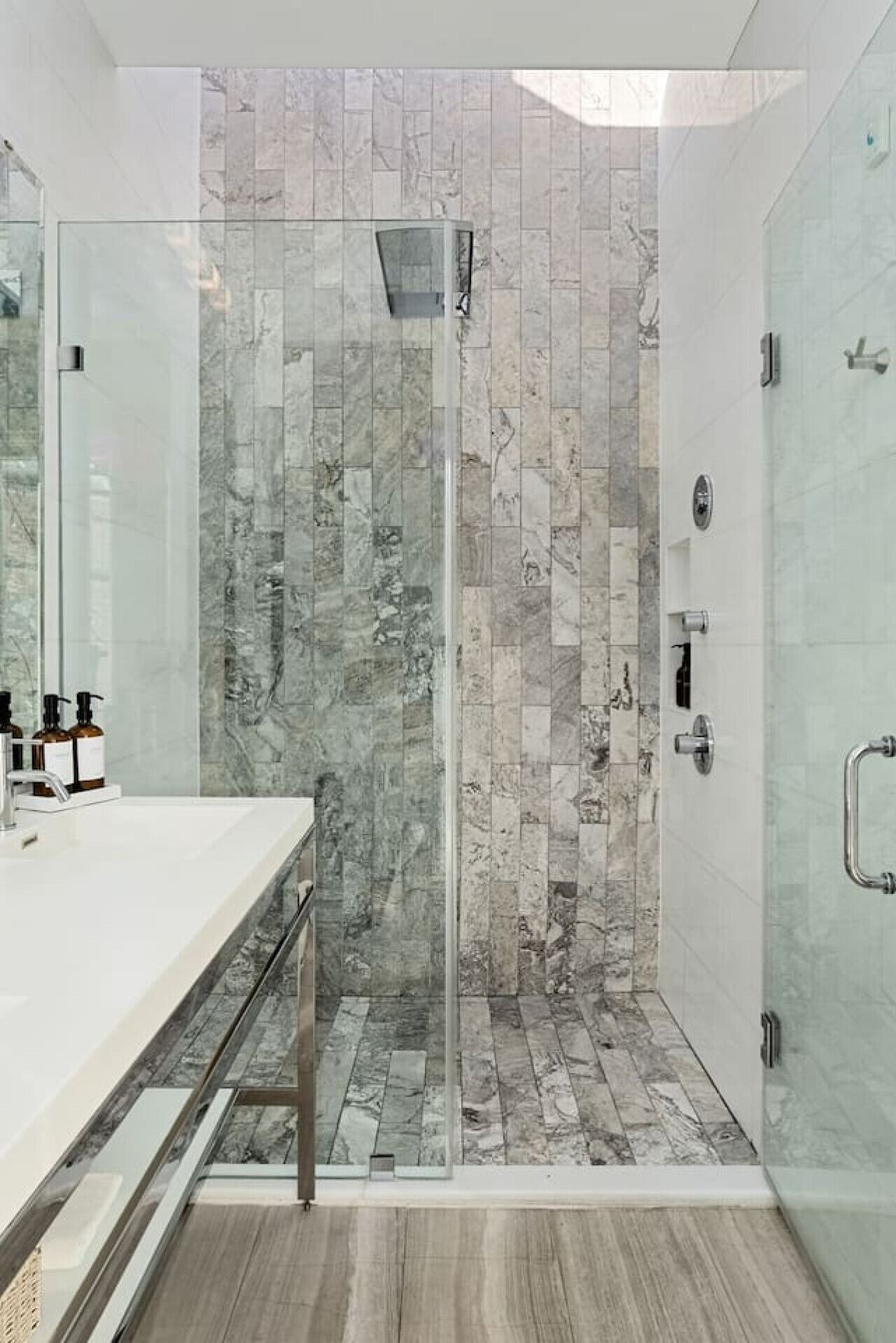 Douche, sèche-cheveux, bidet, serviettes fournies