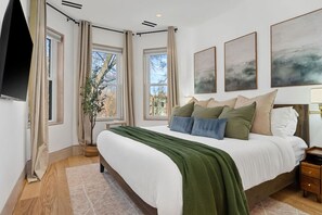 3 bedrooms, iron/ironing board, travel cot, free WiFi - Upscale DC Row Home w/ Private Parking & Fire Pit (Washington)