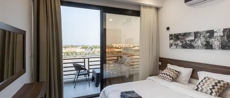 Tallelokero huoneessa, työpöytä, ilmainen Wi-Fi, pääsy pyörätuolilla