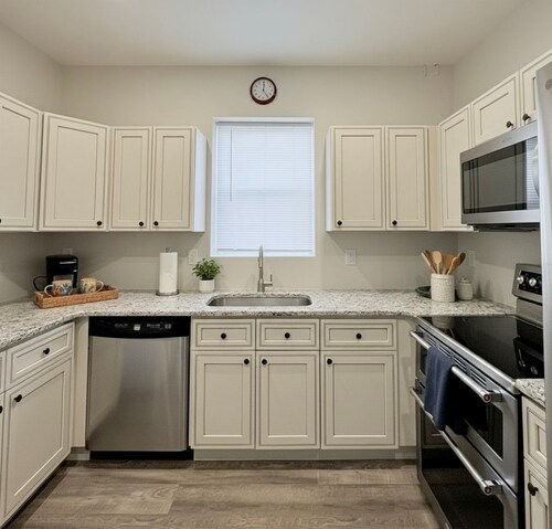 2BR Steps to Boardwalk & Beach, Walk to Casinos