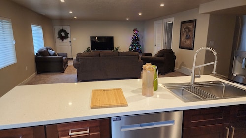 Charming 2-bedroom apartment with AC in Eagle Mountain