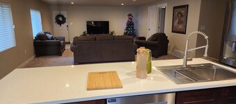 Charming 2-bedroom apartment with AC in Eagle Mountain