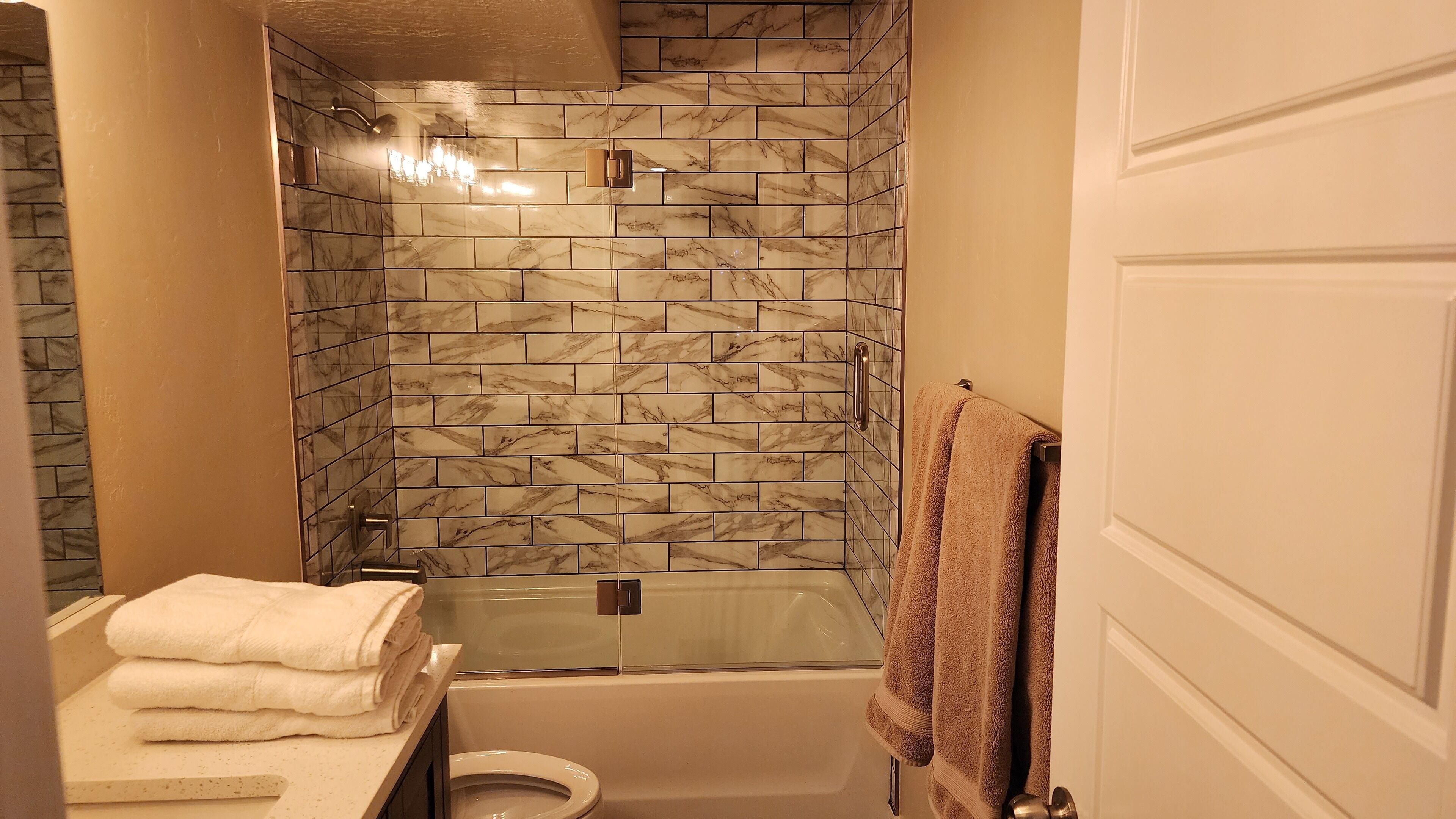 Sèche-cheveux, serviettes fournies, savon, papier toilette