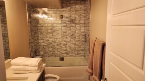 Sèche-cheveux, serviettes fournies, savon, papier toilette