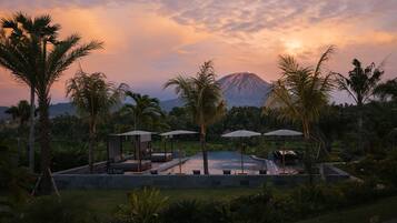 2 outdoor pools
