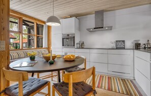 Refrigerador, microondas, lavavajillas y cafetera y tetera 