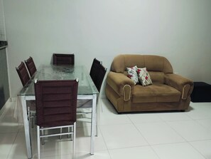 Dining room - Estadia Princesinha do Oasis 900m do Rio (Correntina)