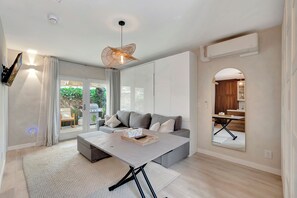 Living area - Cozy 1-bedroom studio in lovely Anaheim 9 min from Disneyland (Anaheim)