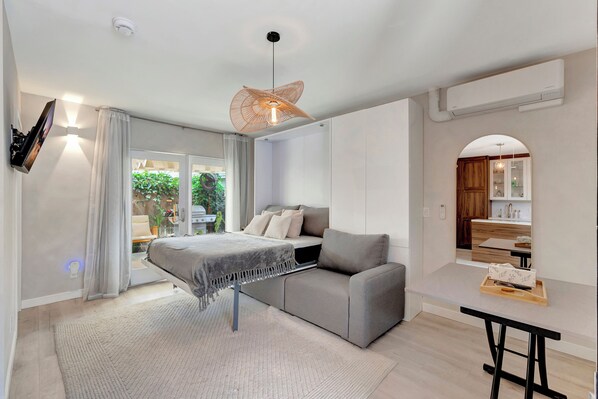 Living area - Cozy 1-bedroom studio in lovely Anaheim 9 min from Disneyland (Anaheim)