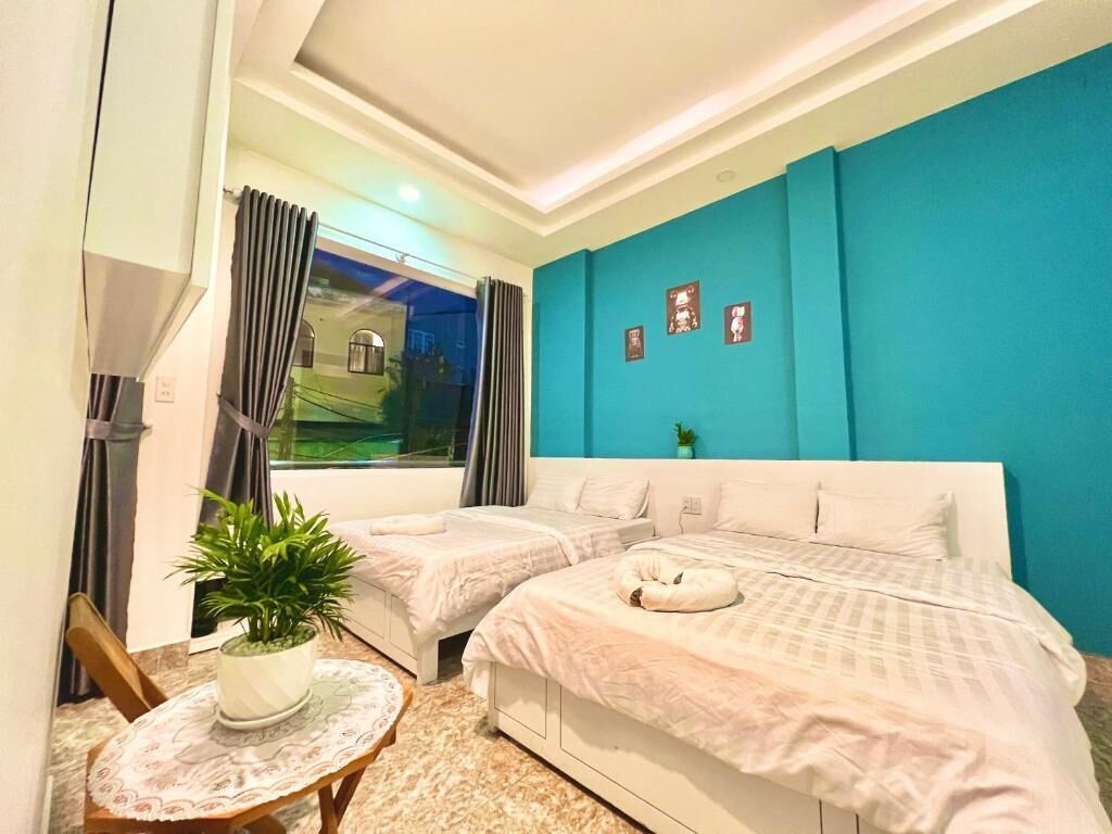 Quarto quádruplo básico | Cortinas blackout, Wi-Fi de cortesia