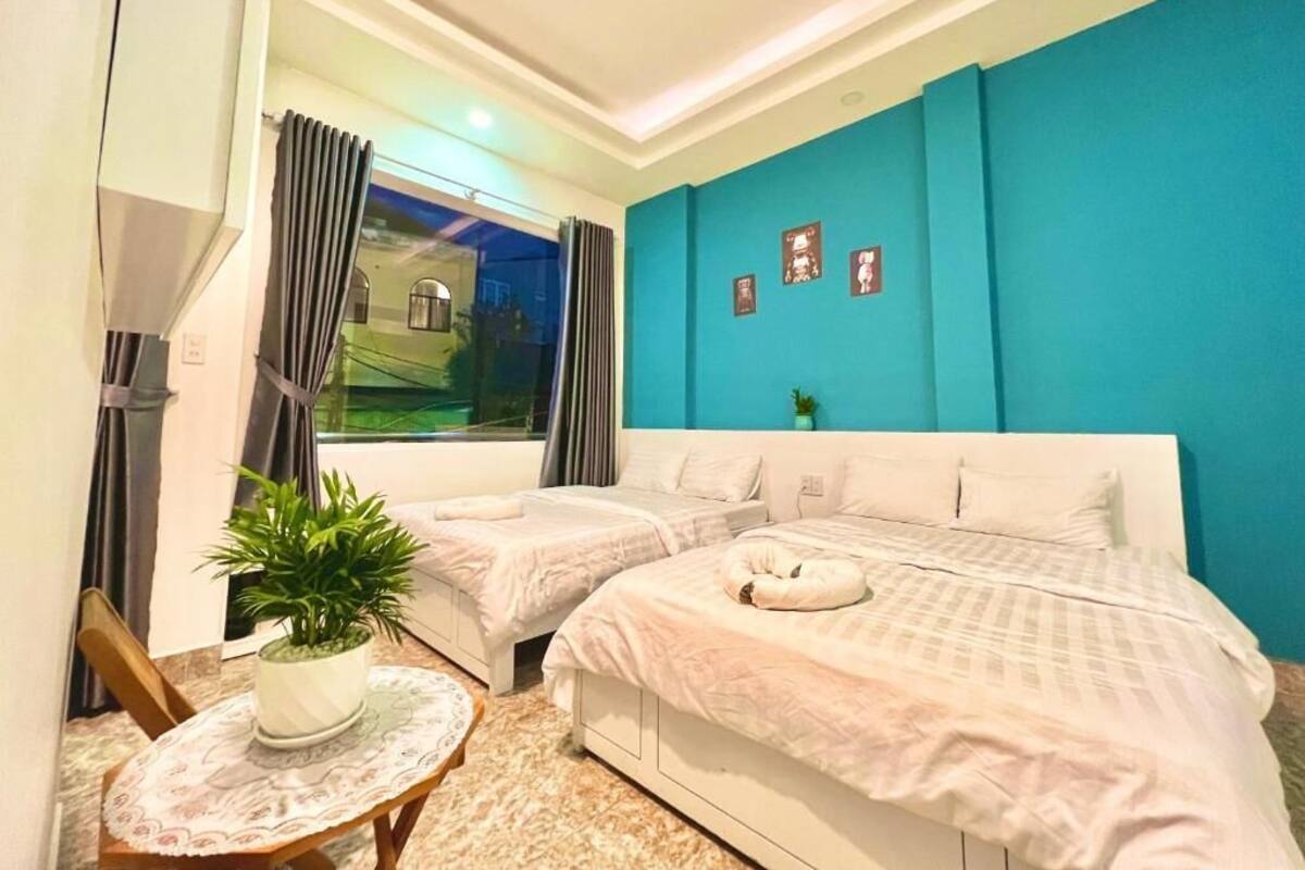 Quarto quádruplo básico | Cortinas blackout, Wi-Fi de cortesia