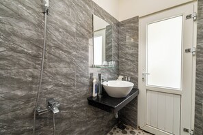 Habitación estándar doble | Baño | Ducha, secador de pelo, zapatillas y toallas