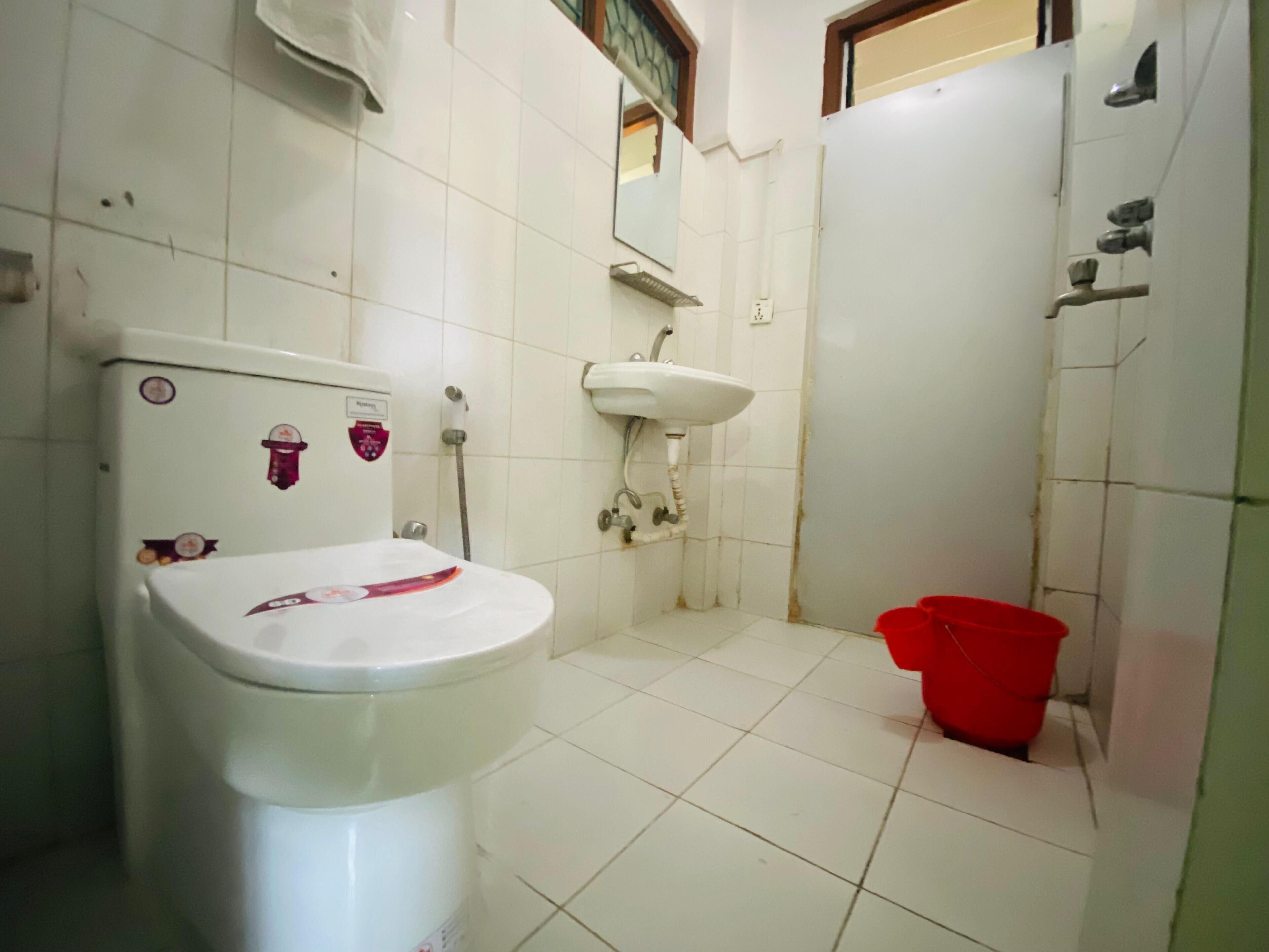 Ducha, pantuflas, toallas, jabón