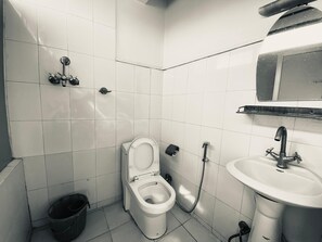 Shower, towels, soap, shampoo - Three Peaks Inn (Kathmandu)