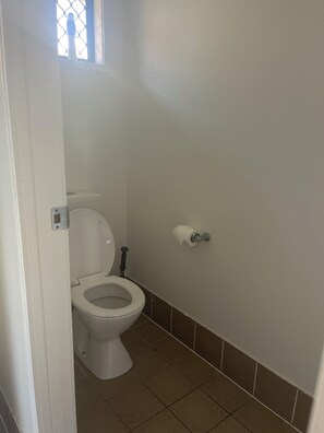 Towels, soap, toilet paper - Private Room | Shared Bath | Shared Accomodation| Private Access | Self Check-In (Rothwell)