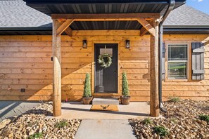 Exterior detail - Cozy Creekside cabin 3 bedroom, 3 bathroom. Sleeps 8! (Hollister)