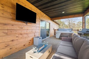 Living area - Cozy Creekside cabin 3 bedroom, 3 bathroom. Sleeps 8! (Hollister)